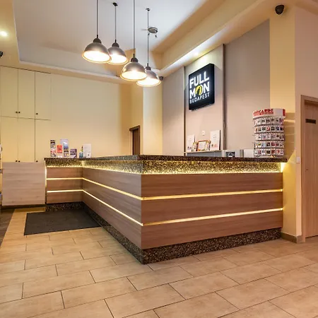Full Moon Szálloda