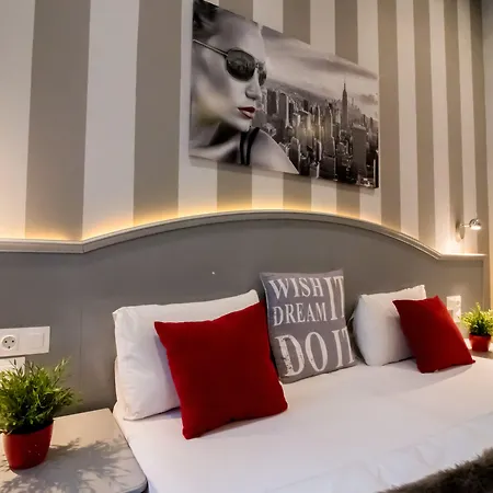 Full Moon 3* Budapest